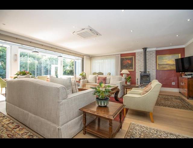 4 BEDROOM HOUSE FOR SALE IN CONSTANTIA